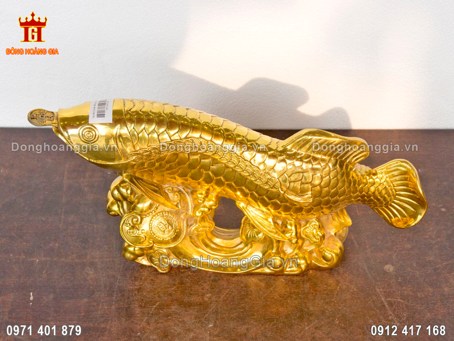 Tượng cá rồng mạ vàng mang ý nghĩa biểu tượng của may mắn, tài lộc